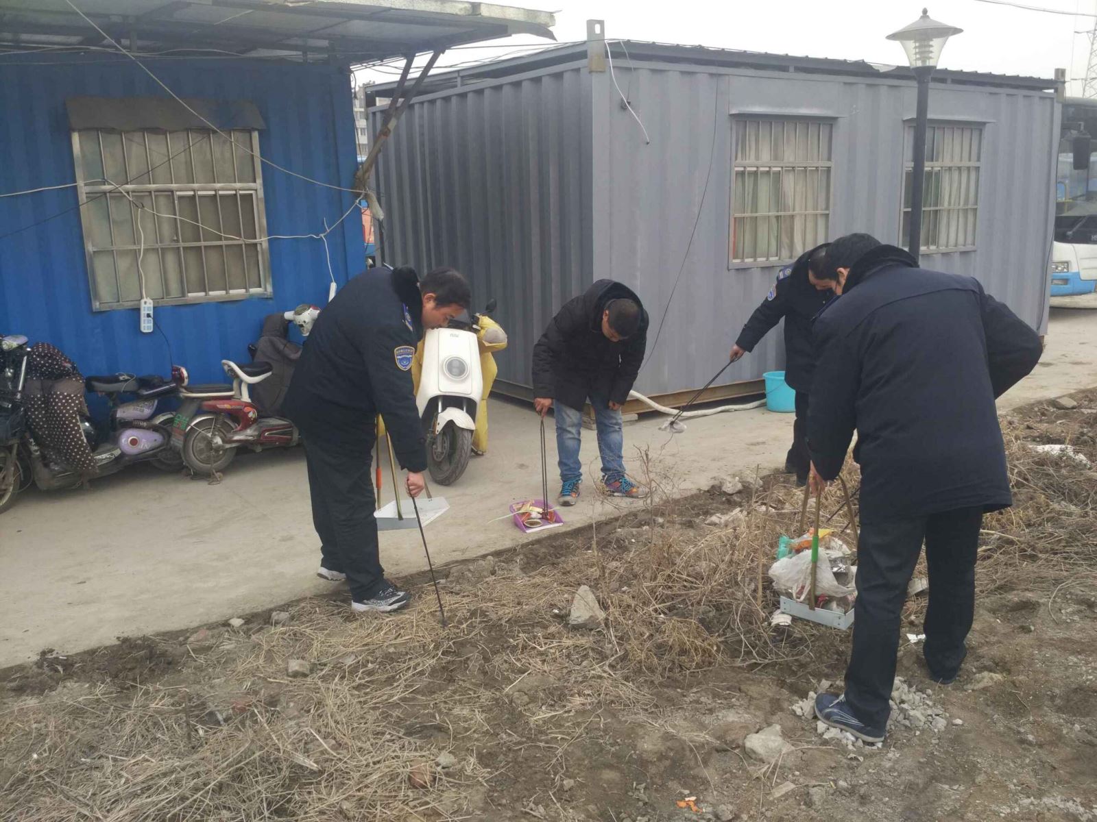 公交集團(tuán)公交事業(yè)一部打掃場(chǎng)站衛(wèi)生迎新年